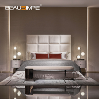 Lit double italien léger et moderne de style luxueux Lit de villa en bois massif en tissu de soie de luxe pour meubles de maison Lit King Size