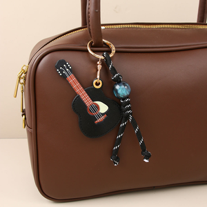 Llavero de <span class=keywords><strong>guitarra</strong></span> pequeño y lindo hecho a mano de cuero PU con correa de <span class=keywords><strong>cuerda</strong></span> trenzada y borla <span class=keywords><strong>para</strong></span> decoración de bolsos y mochilas. - Product Image 5