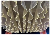 S638 Rideaux de plafond blancs en forme de S de haute qualité avec bande lumineuse LED pour la décoration de plafond de mariage