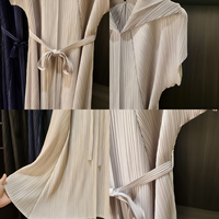 Robe plissée mi-longue noire de haute qualité pour femme, élégante avec ceinture, manches courtes, style minimaliste, fournisseur en gros OEM ODM