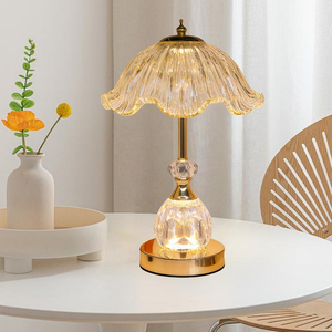 Lámpara de Mesa Dorada de Cristal con Pantalla Ondulada, Luz LED Blanca Cálida Suave, Estilo Moderno, Decoración para Dormitorio, Tamaño Mediano, Control con Interruptor, CRI 90 - Product Image 4