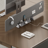 Poste de travail de bureau moderne, durable et écologique pour 2 personnes, avec écran de confidentialité double face, hub de prises et socle.