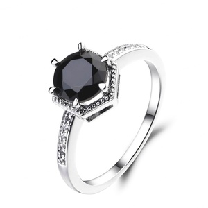 แหวนเงินแท้ 925 ประดับพลอยออนิกซ์สีดำทรงลูกแพร์ 3 กะรัต ดีไซน์ทันสมัยและสง่างาม  รับสลักโลโก้ - Product Image 5