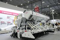 Semoir agricole combiné en promotion avec boîte de vitesses et herse rotative pour la semence de céréales à grande échelle et une productivité élevée