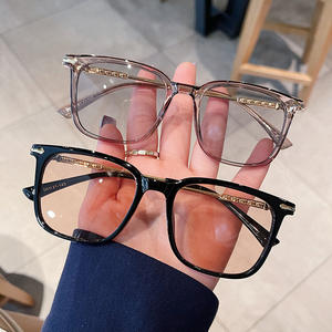 Gafas de Sol Qianai con Marco Cuadrado, Protección UV400 Tipo 3, Lentes AC con Diseño de Escamas en Negro Brillante, Naranja y Gris, para Mujer - Product Image 3