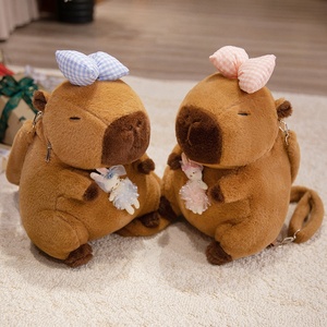 Mochila Tierna de Carpincho con Doble Correa para el <span class=keywords><strong>Hombro</strong></span>, Muñeco de <span class=keywords><strong>Peluche</strong></span> de Capibara Marrón que Abraza Flor y Hamburguesa, Relleno de Algodón PP, Bolso de <span class=keywords><strong>Peluche</strong></span> para Regalo - Product Image 3