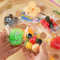 Jouets à presser Kawaii Mini Sac de Fruits, Super Doux en TPR, Banane et Kiwi Simulés, Porte-clés Pendentif Anti-stress pour Enfants