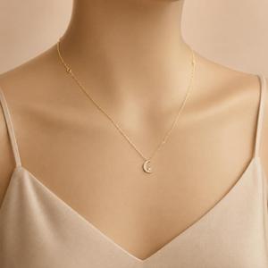 Collar con Colgante de Luna Creciente en Oro Blanco de 18K, Cadena Delicada, Dije de Luna con Diamantes Minimalista, Joyería Fina, Regalo Elegante para Mujer - Product Image 2
