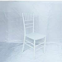 Vente en gros d'usine de chaises Chivari dorées pour mariage hôtel événement décor PP plastique pliable empilable ferme salle à manger en plein air