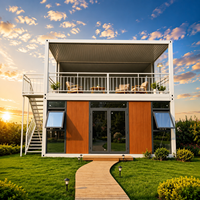 Maisons modulaires préfabriquées à deux étages en conteneurs, idéales pour les loisirs, les séjours touristiques et l'hébergement.