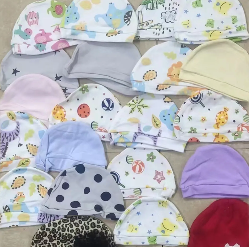 Stock di marca l'eccesso originale supera il bambino lasciato indossa lotti di abbigliamento cappelli per neonati