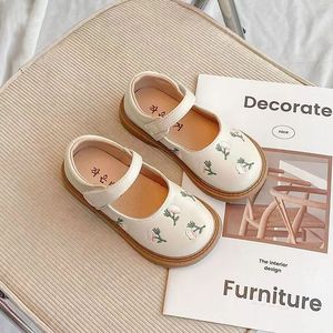 Chaussures de performance en cuir brodé à semelle souple pour petites filles, collection Printemps-Automne, par les fabricants - Product Image 1