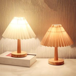 Lampada da Comodino Vintage con <span class=keywords><strong>Paralume</strong></span> Plissettato, Lampada da Tavolo in Legno Massello per Studio e Lettura, Luce Notturna USB con <span class=keywords><strong>Paralume</strong></span> in Tessuto - Product Image 1
