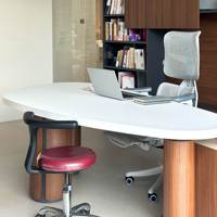 Bureau de direction contemporain en bois au design incurvé, sur mesure, OEM, pour hôtel et bureau, projet de villa de luxe au Liban