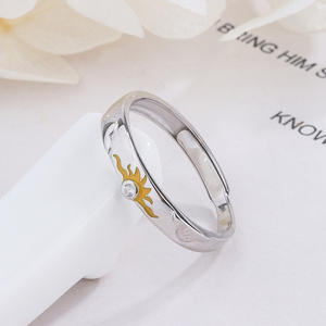 Anelli di fidanzamento e matrimonio alla moda per coppia, in argento sterling S925, con design Sole Luna Stelle e zirconi micro-pavé, per anniversario - Product Image 4