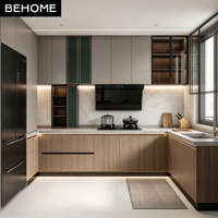 Meubles de cuisine modulaires en L modernes sur mesure avec éclairage LED, portes vitrées et comptoir en pierre pour projets de villas, hôtels et appartements