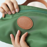 Pochette cosmétique en cuir PU mat vert sauge, trousse de toilette de voyage avec patch ovale, logo personnalisé OEM