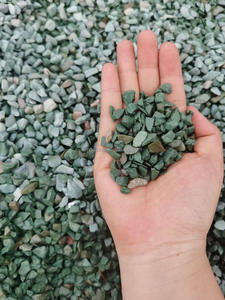 Usine en gros coloré pierre naturelle vert copeaux de <span class=keywords><strong>marbre</strong></span> roches de <span class=keywords><strong>gravier</strong></span> pierre blanche polie Durable non toxique pour l'extérieur - Product Image 2