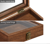 Petite vitrine à bijoux en bois avec dessus en verre et coussin de présentation en velours noir luxueux amovible, conçue pour les objets de collection