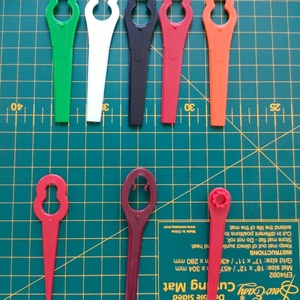 คลิปหนีบใบมีดเครื่องตัดหญ้าพลาสติก - Product Image 2