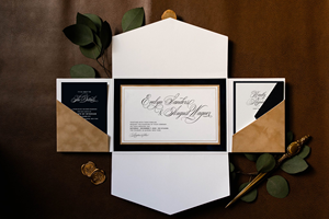 Inviti di Nozze di Lusso Eleganti con Stampa Tipografica su Velluto Busta a Tre Ante in Camoscio - Product Image 2