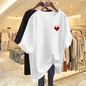 T-shirt à manches courtes en coton 100% personnalisé en gros, micro-étiquette, dessin animé, imprimé d'amour d'été pour femmes, col rond ample, haut pour femmes - Product Image 1