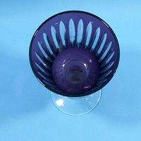 Gobelet en verre à vin soufflé à la main de couleur bleu fumé personnalisé violet avec conception de bandes sculptées à la main