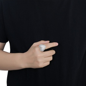 BESJZ108 Nuevo Anillo de Cobre con Zirconia en Forma de Corazón, Estilo Hip Hop Europeo Americano, Accesorio de Rapero Moderno y Personalizado - Product Image 4