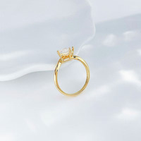 Bague de fiançailles en or jaune 18 carats avec diamant de laboratoire taille princesse, tige torsadée simple et carrée géométrique à 4 griffes pour femme