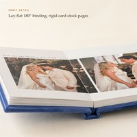 Service d'impression d'albums photo en velours crème avec couverture à panneaux rainurés, pages à ouverture plate, mise en page personnalisée pour les photographes d'événements