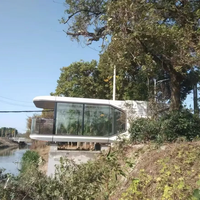 Capsule spatiale préfabriquée pour hébergement, avec intérieur moderne, idéale pour les centres de glamping et la personnalisation en usine