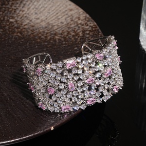 Brazalete de Lujo con Cristales Rosados y Pedrería, Joyería Elegante para Bodas y Fiestas, para Mujer - Product Image 4