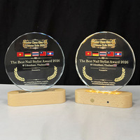 Trophée Rond Personnalisé en Cristal avec Base Lumineuse en Bois – Cadeau Souvenir d'Entreprise
