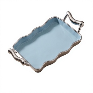 Plateau de service rectangulaire moderne en métal émaillé bleu avec poignées ondulées uniques, décoration esthétique pour la maison, centre de table, vaisselle - Product Image 1