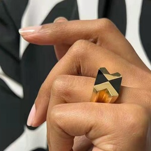 Anillo de Corazón con Diseño Único en Acero Inoxidable y Resina Negra, Joyería con Baño PVD - Product Image 2