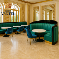 Ensemble de mobilier de luxe pour hôtels et restaurants : banquette incurvée sur mesure, table et chaises pour projets hôteliers