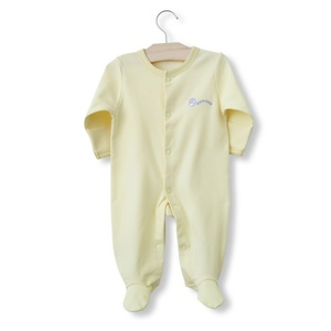 Combinaison bébé en coton biologique personnalisée, barboteuse à fermeture à boutons-pression, couleur unie, ajustement parfait, vêtements pour nouveau-nés <span class=keywords><strong>de</strong></span> 0 à 12 mois - Product Image 3