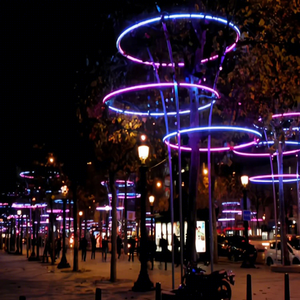 Décoration lumineuse suspendue pour arbre de Noël extérieur, idéale pour les parcs, les jardins, les paysages et les projets commerciaux de fêtes. - Product Image 1