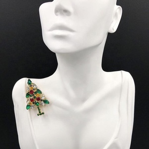 Broche de Árbol de Navidad Verde al por Mayor, Broche de Metal con Pedrería para Regalo de Año Nuevo - Product Image 4