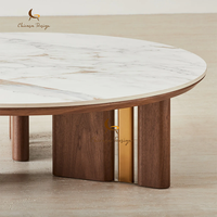 Table basse de luxe haut de gamme avec plateau en marbre, pieds en bois de noyer et accents métalliques dorés, mobilier contemporain pour salon