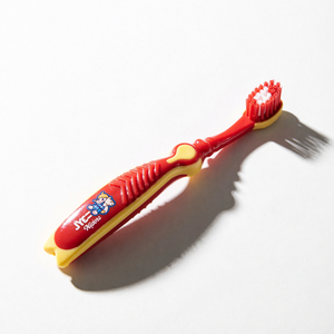 แปรงสีฟันเด็กนิอาโอ ขนแปรงนุ่มสีแดงเหลืองสำหรับดูแลช่องปากเด็ก - Product Image 1