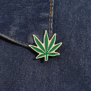 Màu Xanh Lá Cây Lá Trâm Pin Nhà Máy Kim Loại Huy Hiệu Phim Hoạt Hình Phụ Kiện Quà Tặng Cho Phụ Nữ Người Đàn Ông Ba Lô Thời Trang - Product Image 1