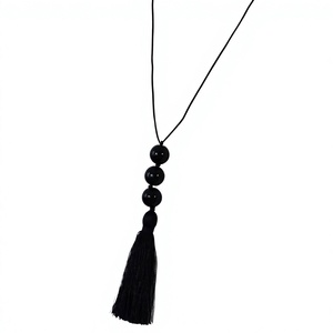 Collar Minimalista con Colgante de Borla Negra y Cuentas, Joyería Unisex para Uso Diario - Product Image 1