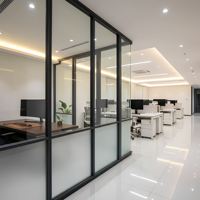 Cloison Modulaire Plate de 84 mm à Noyau de Précision : Charnière en Acier Renforcée à l'Intérieur, Verre Simple pour Projets Hospitaliers à Grande Échelle