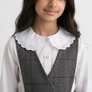 Ensemble d'uniformes scolaires personnalisés pour filles, robe tablier à carreaux gris avec jupe plissée et col Peter Pan blanc à manches longues - Product Image 3