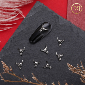 เครื่องรางตัดเล็บ: การตกแต่งด้วยโลหะเงินโบราณสำหรับการกดบนเล็บ - Product Image 2