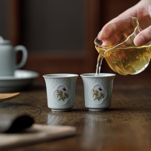 Taza de té de porcelana Guanlan Sky Blue Ru Kiln, taza cilíndrica individual para degustación, para el té de la tarde en casa, estilo chino moderno. - Product Image 2