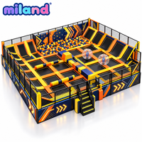 Parc de trampolines intérieur pour parcs à thème, grand panier de basket, nouveau design, zone de dodgeball, fosse de mousse, mur d'escalade, pont en filet