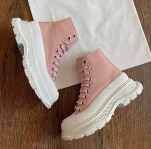 Chaussures montantes en toile McQueenes tendance et polyvalentes, à semelle épaisse et plateforme rehaussante, style skate - Product Image 1