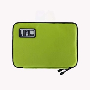 Sac de rangement en nylon gris avec fermeture éclair et icône USB, design minimaliste, capacité moyenne, organisateur fonctionnel - Product Image 4